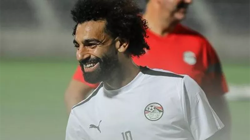 مشجع ليفربول ينتظر محمد صلاح أمام فندق المنتخب بالإمارات - فيديو