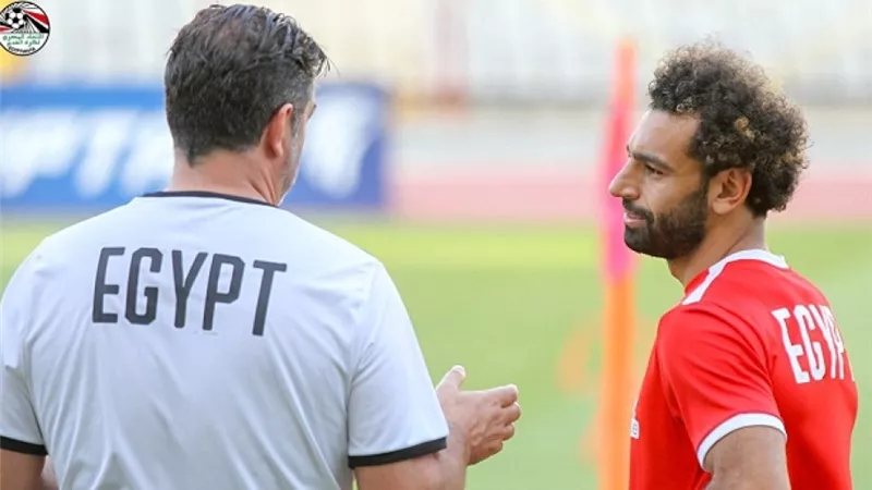 تفاصيل اجتماع محمد صلاح مع فيتوريا قبل مباراة مصر وزامبيا.. فيديو