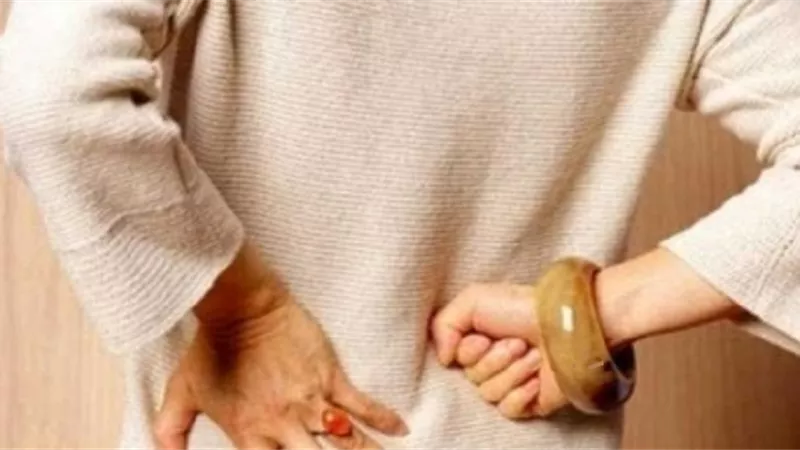طبيبة: يمكن أن تصاب الكلى بنزلات البرد عند الجلوس على مكان بارد