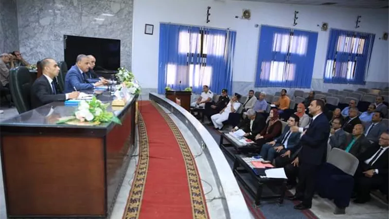 محافظ سوهاج يناقش استعدادات المحافظة لمجابهة الكوارث والأزمات