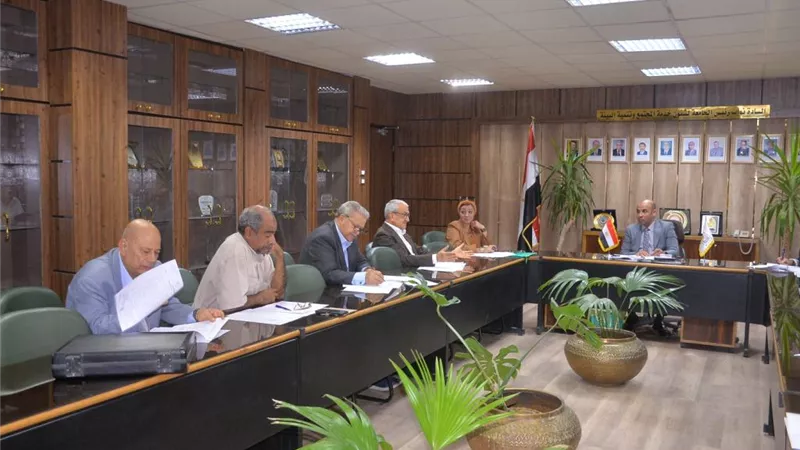 المنشاوي يستعرض تقريراً حول اجتماع مجلس إدارة الإسكان بأسيوط