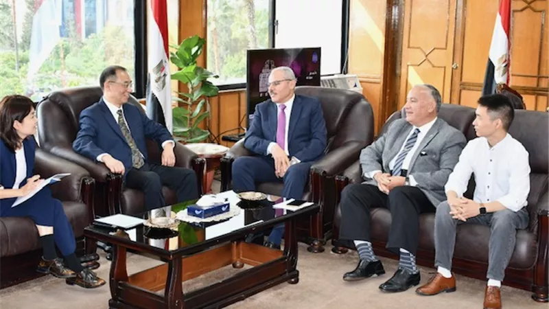 وفد الإعلام والصحافة الصينية في ضيافة جامعة قناة السويس
