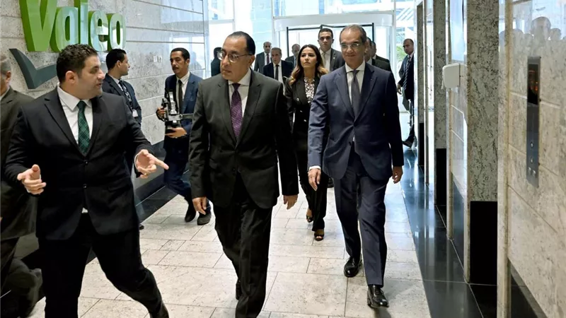 رئيس الوزراء يتفقد منظومة العمل بشركة 