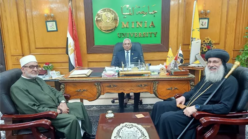 رئيس جامعة المنيا يستقبل الأنبا فام والشيخ أحمد طلب