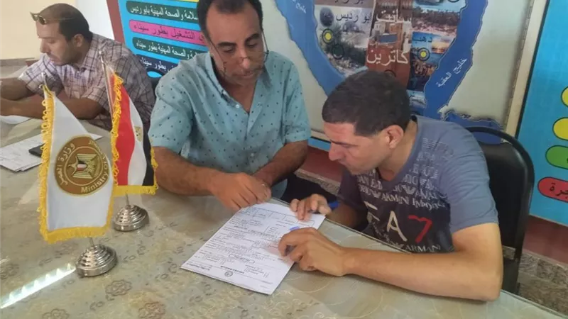 مديرية العمل بجنوب سيناء تتسلم 61 عقد عمل لذوي الهمم