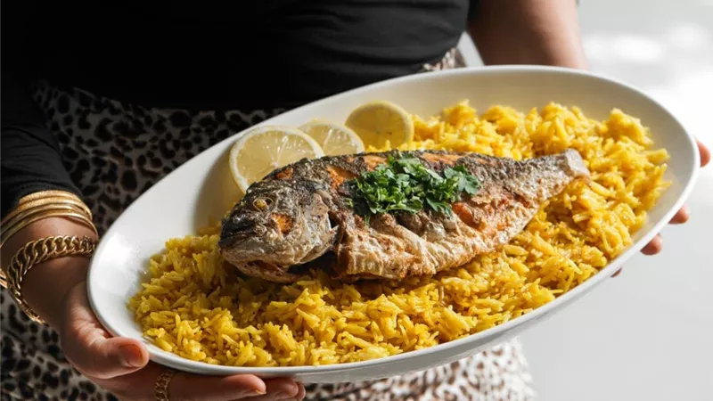 أسهل وأسرع طريقة لعمل السمك الصيادية بالأرز الخاص به بني اللون