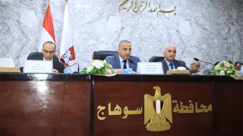 محافظ سوهاج يناقش استعدادات المحافظة لمجابهة الكوارث والأزمات
