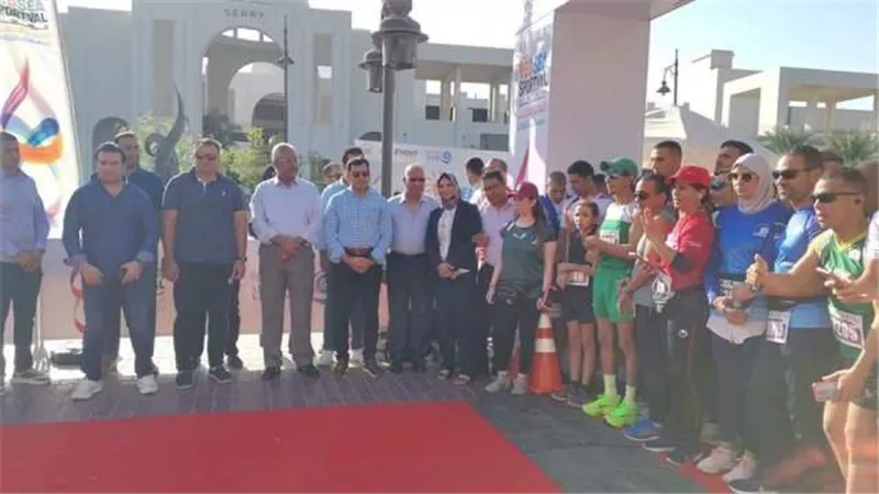 وزير الشباب يطلق إشارة ماراثون الجرى بالممشى السياحى بالغردقة