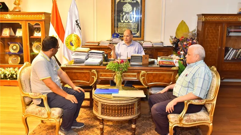 محافظ أسيوط يستعرض خطة الرصف ورفع كفاءة الطرق