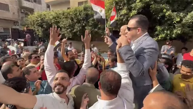 «مؤيدو الرئيس السيسي» يحررون التوكيلات بالشهر العقاري في قها .صور