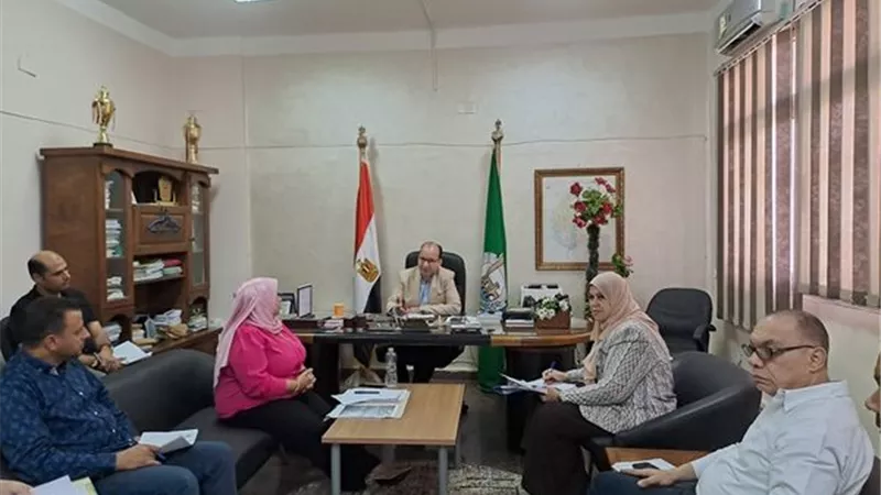 وكيل الصحة بالقليوبية يناقش خطة تطوير المستشفيات