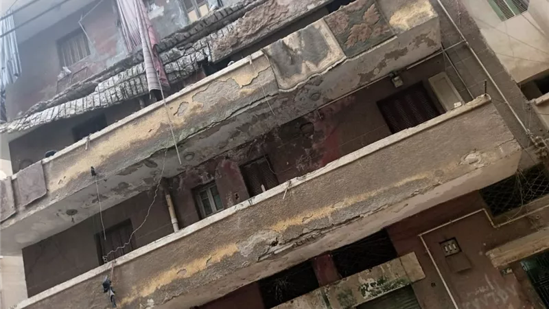 اصابة طفل وإتلاف سيارتين في سقوط بلكونة منزل في المنصورة