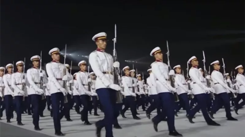 عروض للمهارات الفنية باستخدام السلاح خلال حفل تخرج دفعة جديدة من الأكاديمية والكليات العسكرية