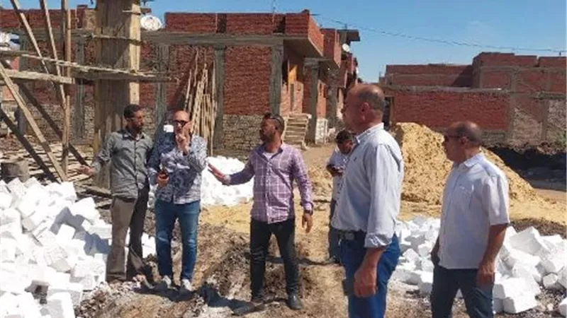 رئيس مركز سمالوط يتابع تنفيذ ازالة حالات البناء المخالف بأحياء