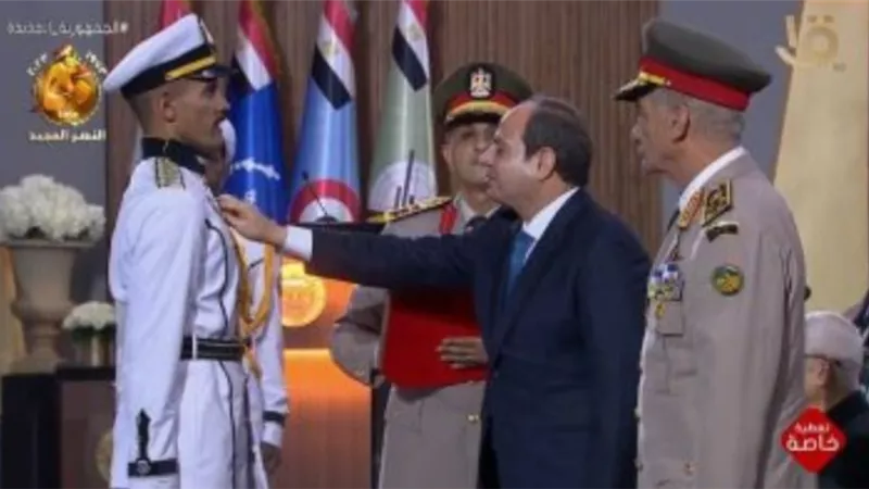 الرئيس يمنح أوائل الخريجين بالكليات العسكرية نوط الواجب العسكري