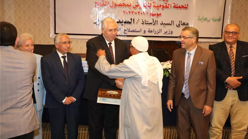 بالصور.. وزير الزراعة يكرم أفضل منتجي القمح