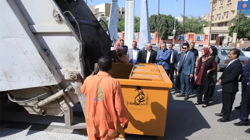 محافظ سوهاج يناقش سبل تطوير منظومة النظافة والتجميل بالمحافظة