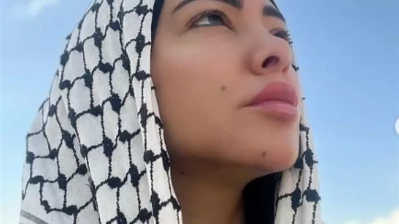 بـ الشال الفلسطينى.. ميرهان حسين تدعم الشعب الفلسطيني