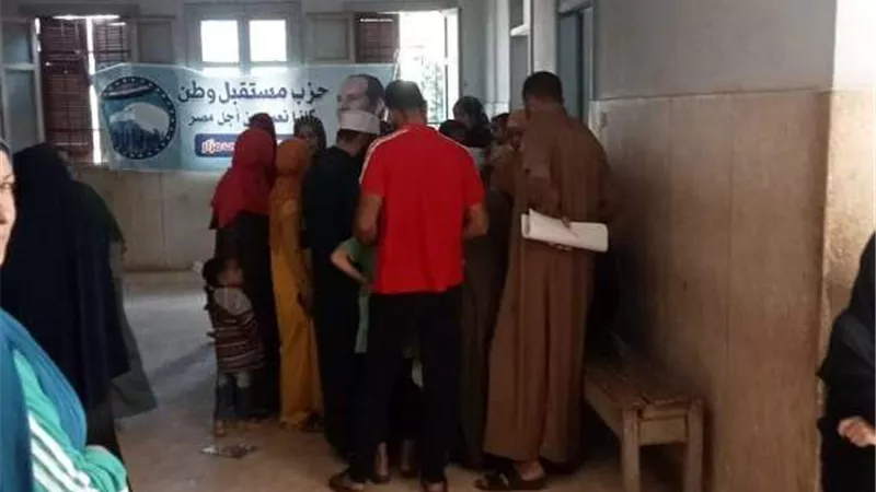 الكشف علي ٢٤٠ حالة في قافلة 