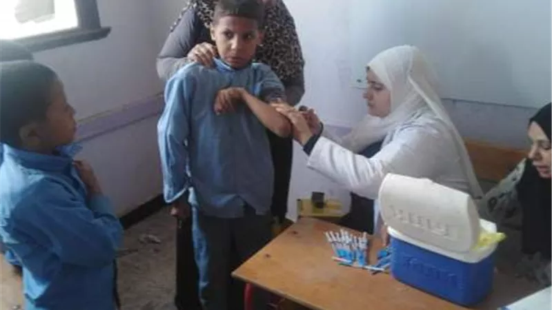 استمرار فعاليات تطعيم طلبة المدارس ضد الالتهاب السحائى بالمنيا