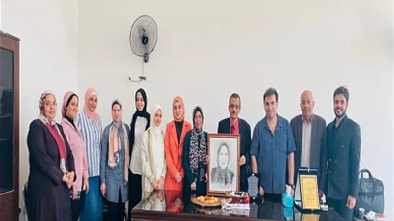 قسم اللغة الإنجليزية بآداب العريش يهدي كريمة حمدان درع التفاني