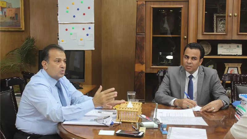 رئيس جامعة جنوب الوادي يجتمع بفريق عمل توثيق انجازات الجامعة