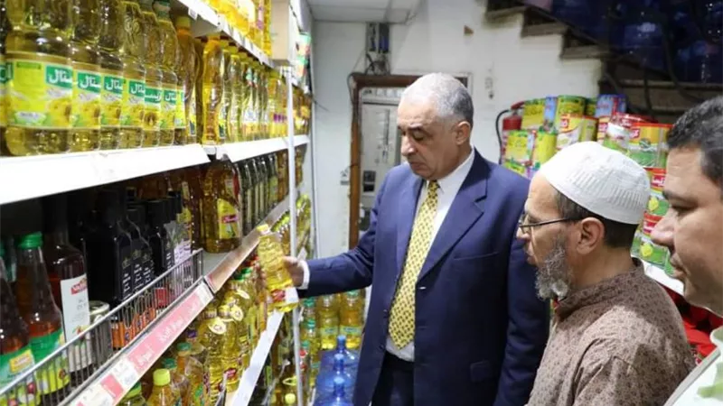 السكرتير العام المساعد يقود حملة تموينية بالمنيا