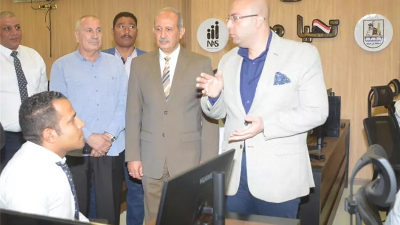 محافظ بني سويف يلتقى المتدربين بمركز السيطرة للطوارئ والسلامة