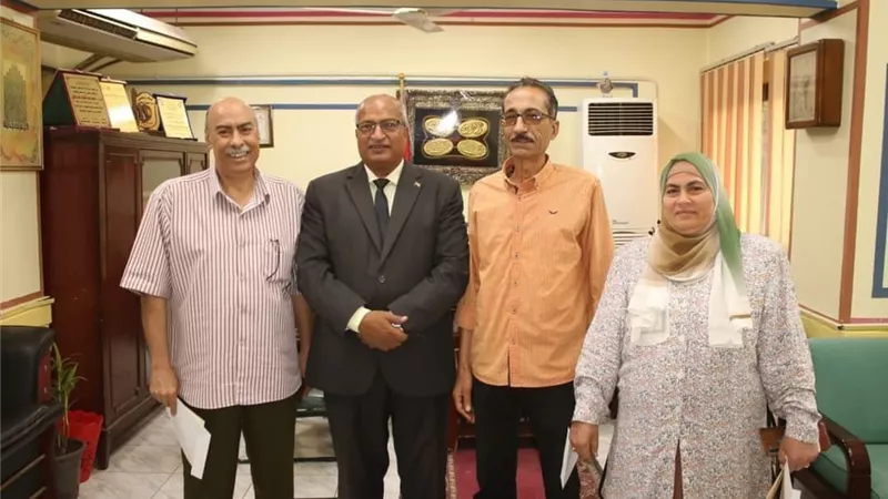 وكيل وزارة التعليم ببنى سويف يكرم المحالين للمعاش
