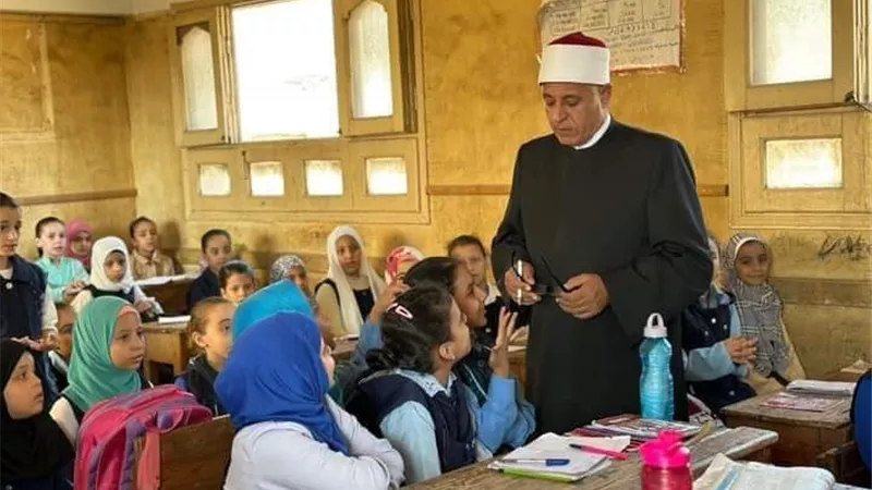 مدير أزهر القليوبية يناقش معوقات العمل بالمعاهد الأزهرية