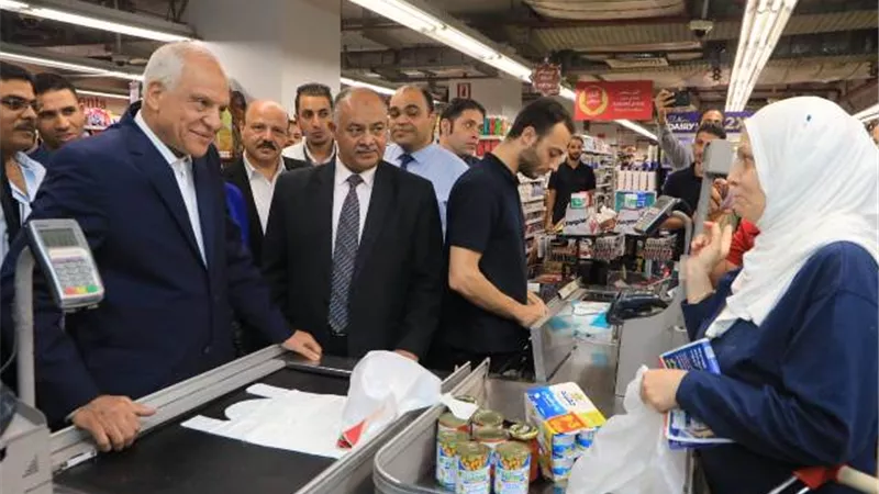 محافظ الجيزة يتفقد المنافذ والسلاسل التجارية بالعمرانية