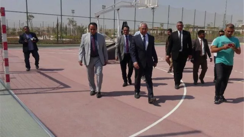 فرحات يتفقد الملاعب المفتوحة متعددة الأغراض بجامعة المنيا الأهلية