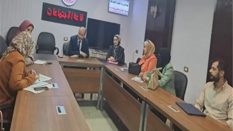 وكيل الصحة بالقليوبية يستمع لاصحاب الكفاءات والخبرات المختلفة بالمحافظة