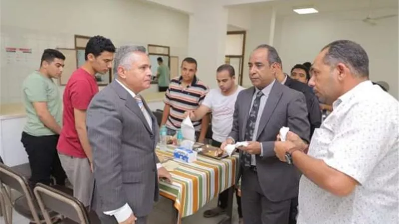 رئيس جامعة السويس تفقد المدنية الجامعية وتناول الغداء مع الطلاب