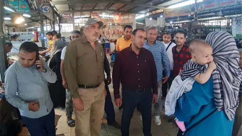 رئيس جهاز الشروق يستمع لشكاوى السكان بشوارع وأسواق المدينة.. صور