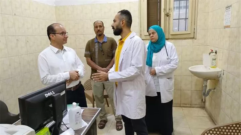 الجزار يتابع أول يوم عمل للعيادات المسائية بمستوصف صدر بنها
