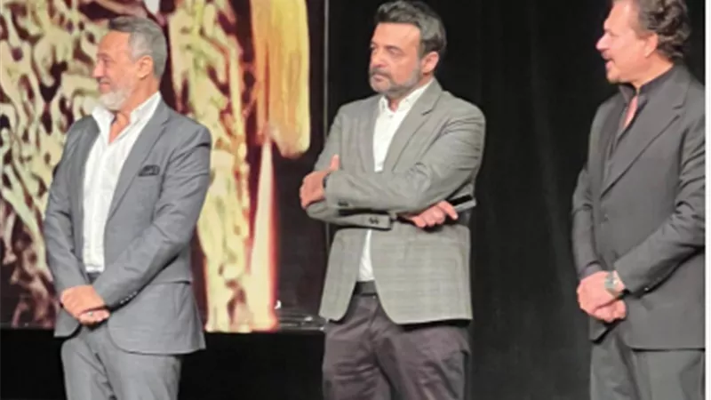 عمرو محمود ياسين يبكى فى حفل تكريم والده بالمسرح القومى