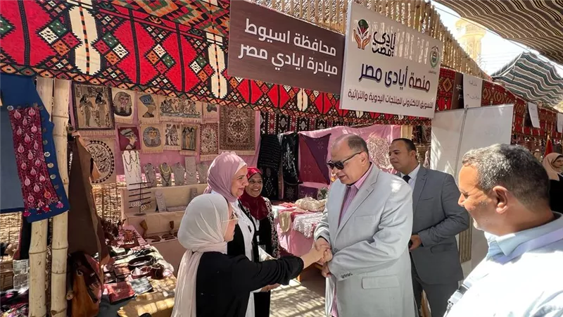 محافظ أسيوط يشيد بمشاركة وفد المحافظة لاصحاب الحرف اليدوية