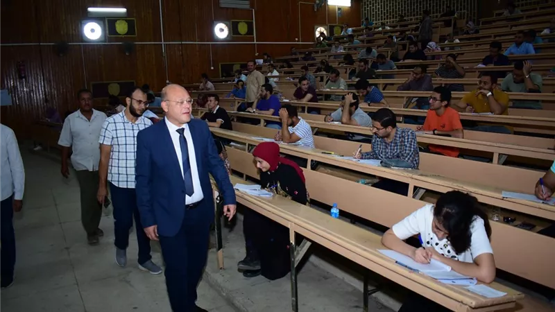 رئيس جامعة سوهاج يتابع أعمال إمتحانات الفرقة السادسة بكلية الطب
