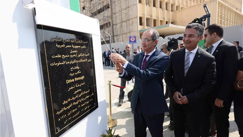 سداد مخالفات المرور وفواتير الكهرباء والمياه والغاز.. افتتاح اول مكتب بريد خدمة من داخل السيارة