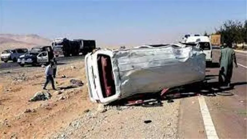 إصابة 9 إثر انقلاب سيارة ميكروباص بصحراوي قنا