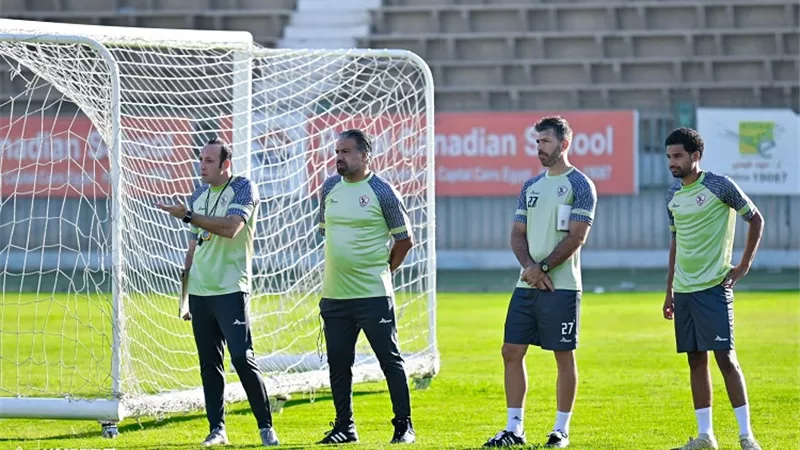 في غياب أوسوريو.. عبدالهادي يجتمع بلاعبي الزمالك في المران