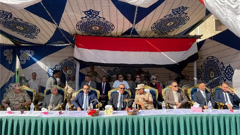 محافظ الإسماعيلية يشهد عروضًا عسكرية للطلاب احتفالا بالعيد القومي