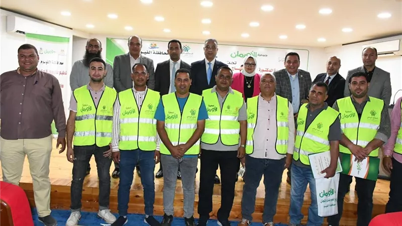 محافظ الفيوم يسلم دعماً مالياً لعدد من المستفيدين الأولى بالرعاية