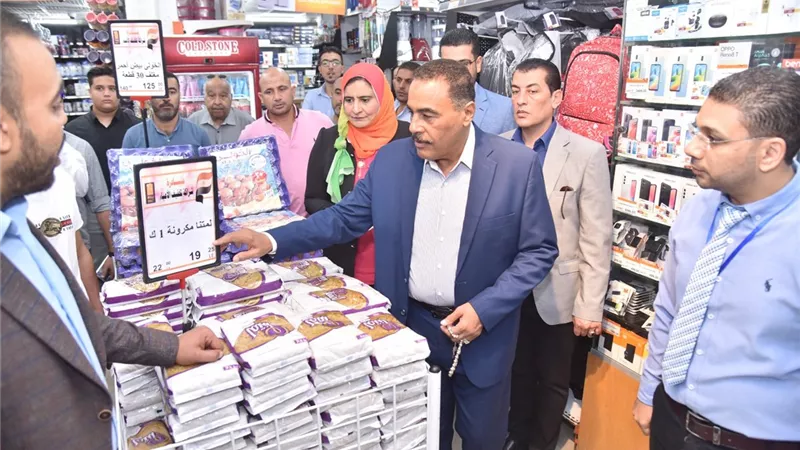 محافظ مطروح يتفقد المنافذ المشاركة بمبادرة تخفيض الاسعار