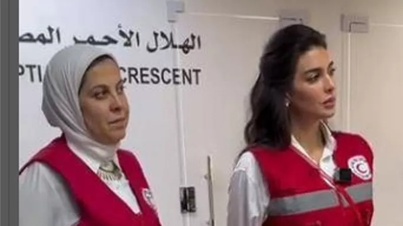 ياسمن صبرى تتطوع لتوصيل المساعدات الطبية والغذائية لفلسطين.. صور