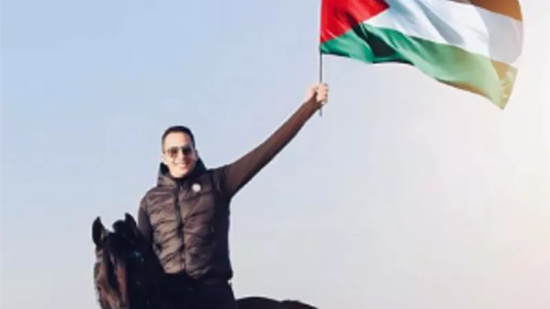 بعلم فلسطين.. عصام السقا يدعم أهالى غزة