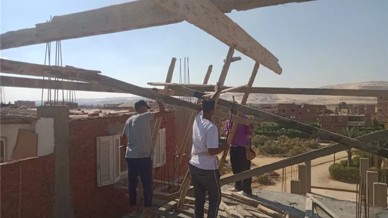 وقف تنفيذ تعدٍّ بالبناء بدون ترخيص في فايد بالإسماعيلية