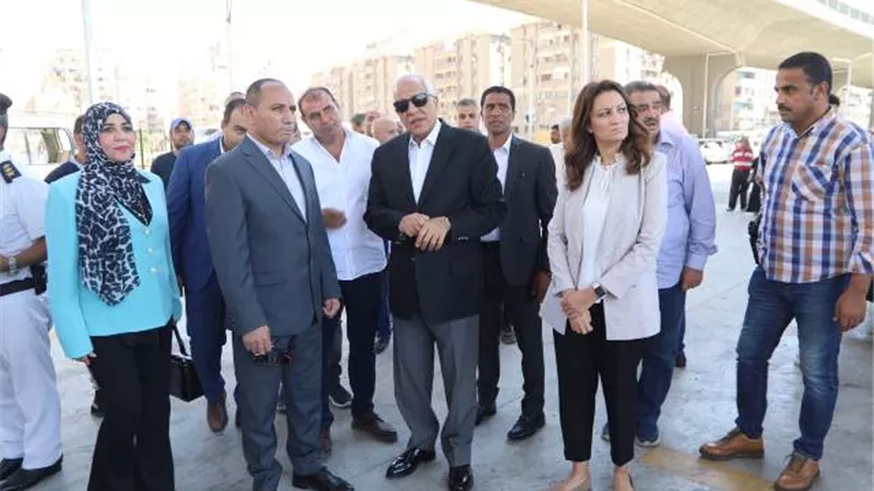 محافظ الجيزة يتابع مواقف السرفيس وغرامات فورية لمخالفات التعريفة