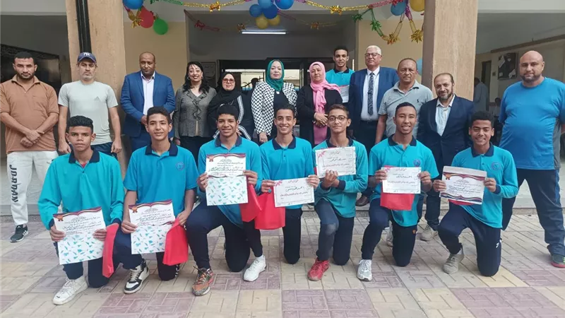 وكيل تعليم القاهرة تكرم الطلاب المتفوقين علمياً ورياضياً بالوايلي
